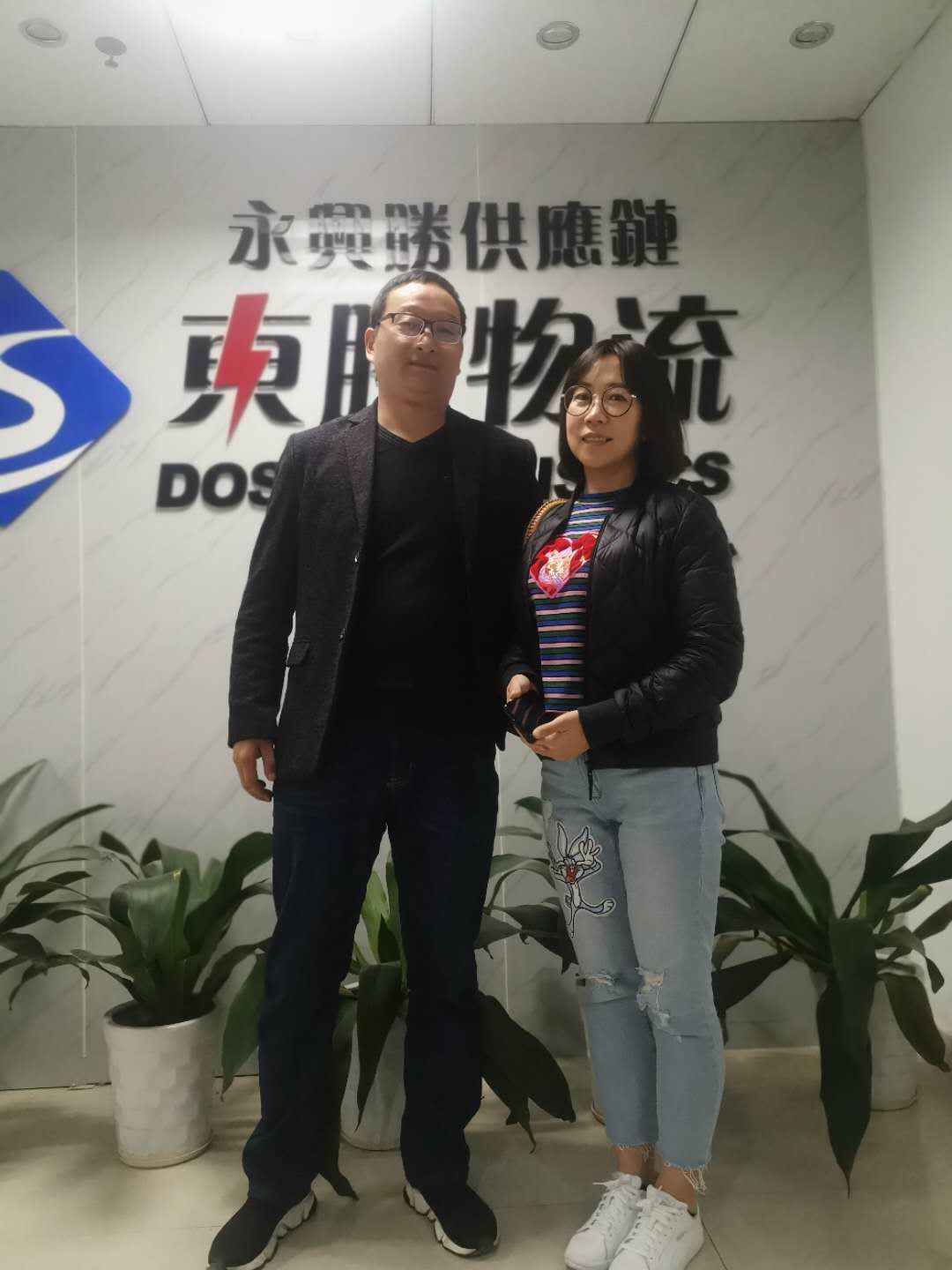浙江某貨運(yùn)公司運(yùn)輸香港圓滿(mǎn)完成！客戶(hù)合影留念